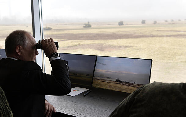Natürlich gibt es keine Fotos, wie Putin auf einen roten Knopf drückt, um einen Cyberangriff auf Deutschland auszulösen. Daher müssen wir uns hier mit einem Foto von einem Manöver behelfen.