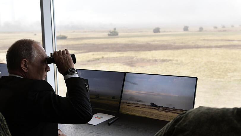 Natürlich gibt es keine Fotos, wie Putin auf einen roten Knopf drückt, um einen Cyberangriff auf Deutschland auszulösen. Daher müssen wir uns hier mit einem Foto von einem Manöver behelfen. Natürlich gibt es keine Fotos, wie Putin auf einen roten Knopf drückt, um einen Cyberangriff auf Deutschland auszulösen. Daher müssen wir uns hier mit einem Foto von einem Manöver behelfen.
