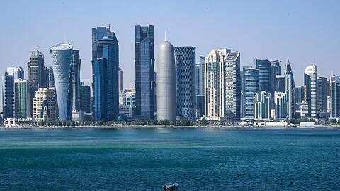 Blick auf die Skyline von Doha, die Hauptstadt von Katar.