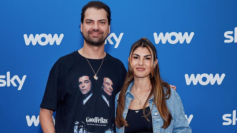Jimi Blue Ochsenknecht und Yeliz Koc sind kein Paar mehr - stehen aber gemeinsam für eine Sky-Doku-Serie vor der Kamera. Jimi Blue Ochsenknecht und Yeliz Koc sind kein Paar mehr - stehen aber gemeinsam für eine Sky-Doku-Serie vor der Kamera.