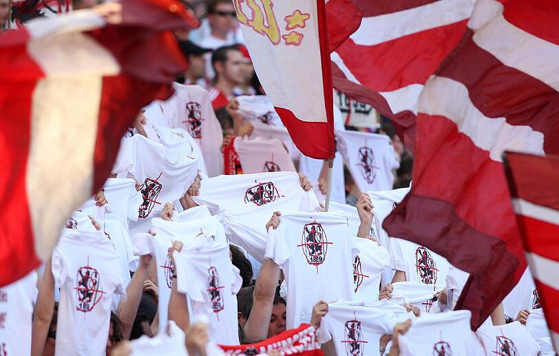 Bayern-Fans rasten beim Gladbach-Spiel aus: &bdquo;Wer den Blauen Millionen zuschiebt, hat unser Vertrauen nicht verdient. Hoeneß, du Lügner&ldquo;, war auf Plakaten zu lesen.