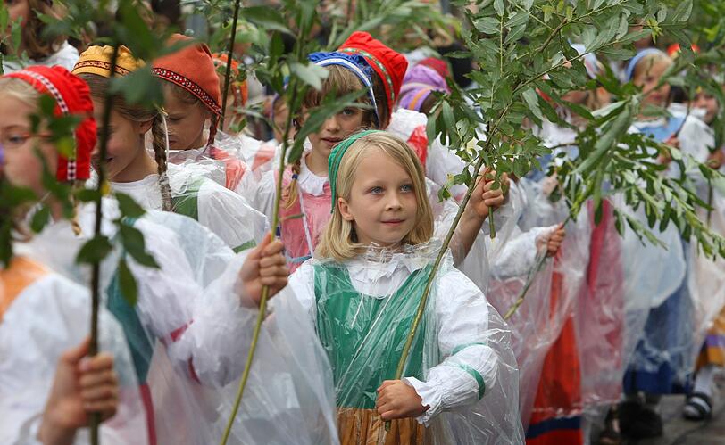 Der Umzug ist Höhepunkt des Landsberger Ruethenfestes. In dem Fest das alle vier Jahre begangen wird, stellen 1100 Kinder die geschichtlichen Stationen ihrer Stadt nach.