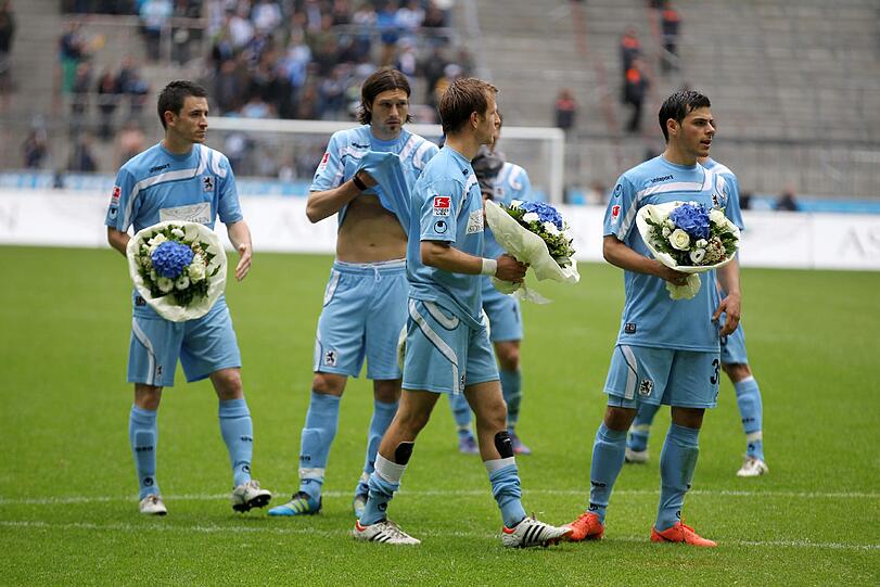 Blumen vom Verein und einen Handschlag von den Fans: Die Löwen Kevin Volland und Stefan Aigner auf ihrer Abschiedstour durch die Allianz Arena.