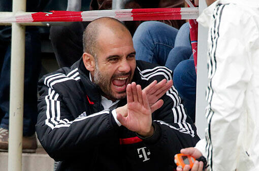Pep gestikuliert an der Seitenlinie.