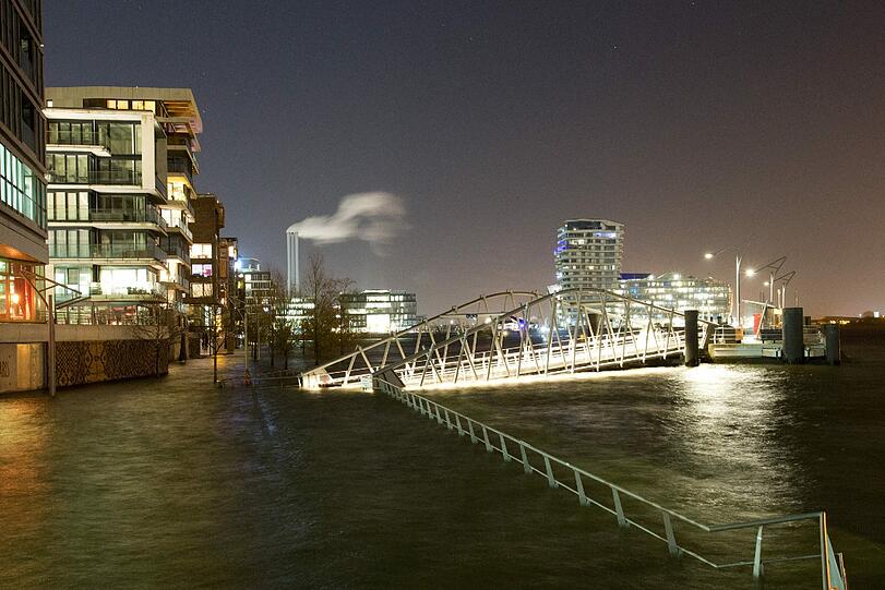 Die Magellan Terrassen in der Hafencity in Hamburg sind am Abend des 06.12.2013 von einer zweiten Sturmflut überschwemmt.