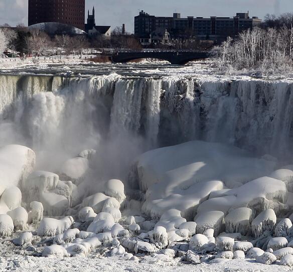 Die Niagarafälle im Schnee: Der riesige Wasserfall, der im Osten die Grenze zwischen den USA und Kanada markiert, ist bei eisigen Temperaturen verschneit und teils zugefroren. Die irren Bilder!