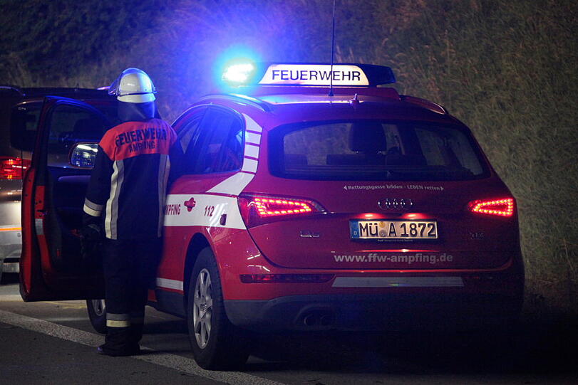 Vermutlich wegen eines Reifenplatzers kam die Fahrerin des Golfs von der Fahrbahn ab. Der Wagen überschlug sich, die drei Insassen erlitten zum Teil schwere Verletzungen.