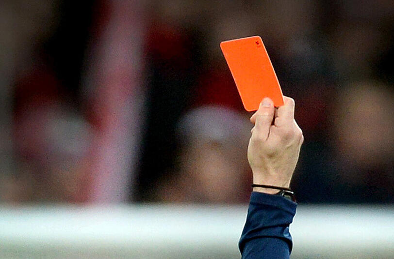 Weil ein Fußballer aus Norwegen seinen Gegenspieler abwertend als "schwul" bezeichnete, sah er vom Schiedsrichter die rote Karte und wurde für zwei Spiele gesperrt. (Symbolbild)