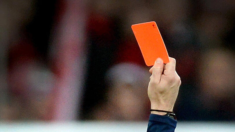 Weil ein Fußballer aus Norwegen seinen Gegenspieler abwertend als "schwul" bezeichnete, sah er vom Schiedsrichter die rote Karte und wurde für zwei Spiele gesperrt. (Symbolbild) Weil ein Fußballer aus Norwegen seinen Gegenspieler abwertend als "schwul" bezeichnete, sah er vom Schiedsrichter die rote Karte und wurde für zwei Spiele gesperrt. (Symbolbild)