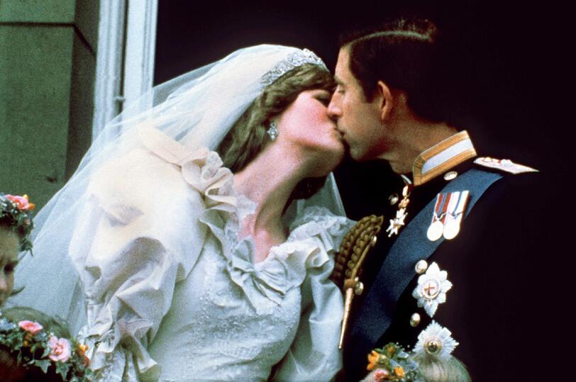 Traumkuss aber keine Traumehe - Prinz Charles gibt seiner frischgebackenen Ehefrau, Prinzessin Diana, auf dem Balkon des Buckingham Palastes in London einen Hochzeitskuss.