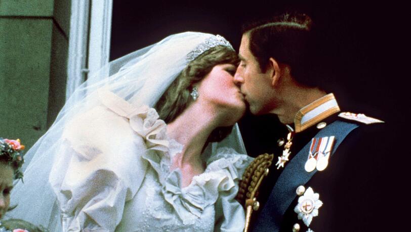 Traumkuss aber keine Traumehe - Prinz Charles gibt seiner frischgebackenen Ehefrau, Prinzessin Diana, auf dem Balkon des Buckingham Palastes in London einen Hochzeitskuss. Traumkuss aber keine Traumehe - Prinz Charles gibt seiner frischgebackenen Ehefrau, Prinzessin Diana, auf dem Balkon des Buckingham Palastes in London einen Hochzeitskuss.