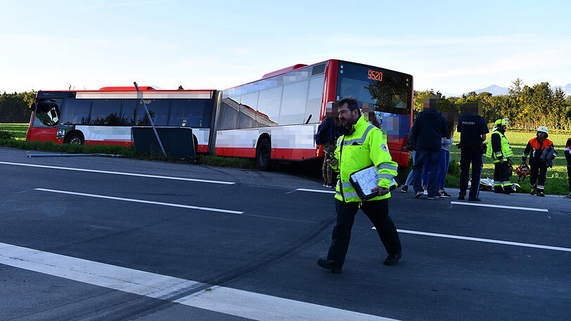 Bei dem Unfall mit einem Schulbus wurde ein Schüler leicht verletzt.