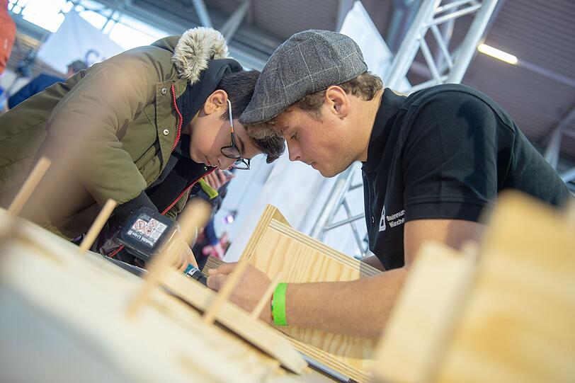 Ebenfalls in Halle C2 befindet sich für Nachwuchsstars auf dem Handwerk der Bereich Ausbildung mit der YoungGeneration inklusive Berufs-Rallye und der AutoBerufeAktuell