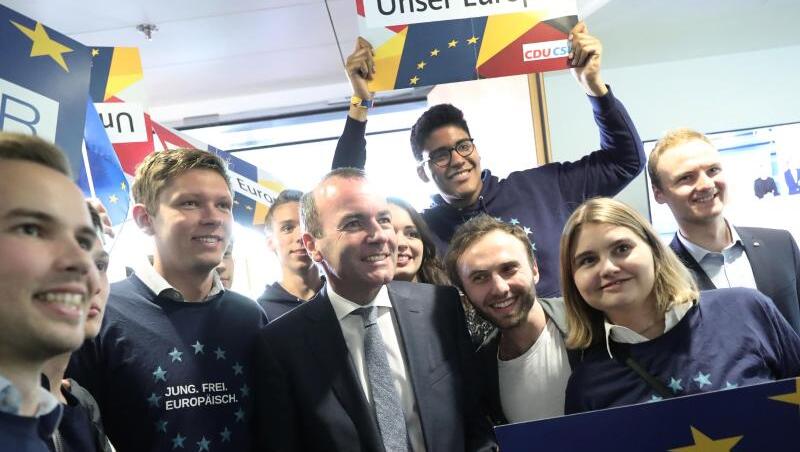 Der Spitzenkandidat der Union, Manfred Weber steht mit Anhängern zusammen. Foto: Michael Kappeler Der Spitzenkandidat der Union, Manfred Weber steht mit Anhängern zusammen. Foto: Michael Kappeler