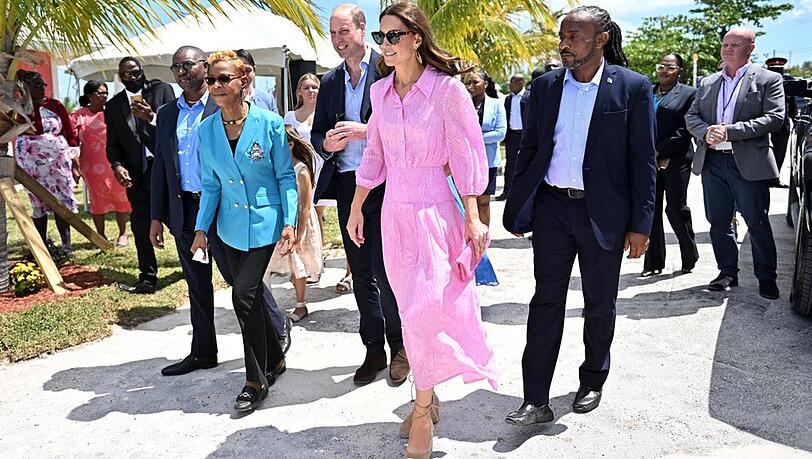 Auf den Bahamas zeigte sich Herzogin Kate in einem Kleid von Rixo. Auf den Bahamas zeigte sich Herzogin Kate in einem Kleid von Rixo.