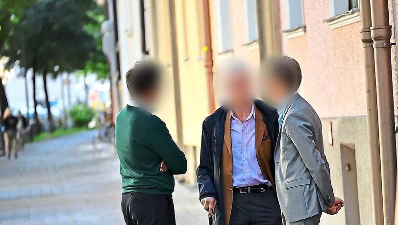 Der Hausverwalter (Mi.) kommt mit Anwalt (r.). Der Hausverwalter (Mi.) kommt mit Anwalt (r.).