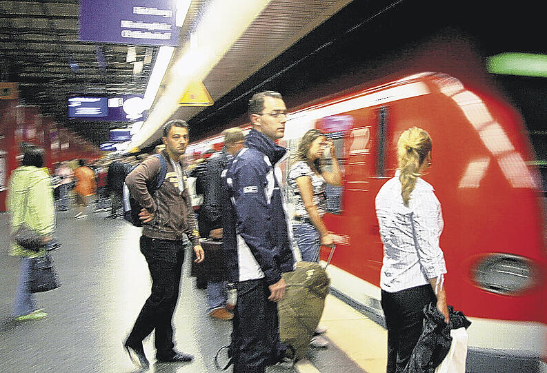 Langes Warten und Flexibilität waren wegen eines Oberleitungsschadens bei der Münchner S-Bahn gefragt.