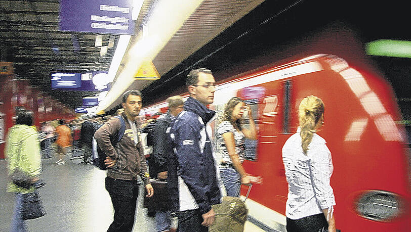 Langes Warten und Flexibilität waren wegen eines Oberleitungsschadens bei der Münchner S-Bahn gefragt. Langes Warten und Flexibilität waren wegen eines Oberleitungsschadens bei der Münchner S-Bahn gefragt.