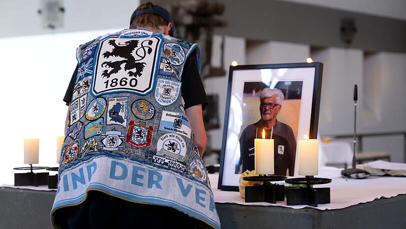 Das Licht leuchte ihm: Ein 1860-Fan in voller Montur verabschiedet sich vom verstorbenen Kult-Trainer Lorant.