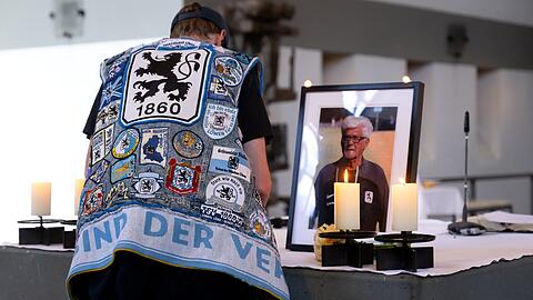 Das Licht leuchte ihm: Ein 1860-Fan in voller Montur verabschiedet sich vom verstorbenen Kult-Trainer Lorant.
