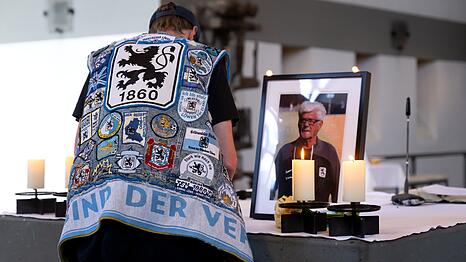 Das Licht leuchte ihm: Ein 1860-Fan in voller Montur verabschiedet sich vom verstorbenen Kult-Trainer Lorant.