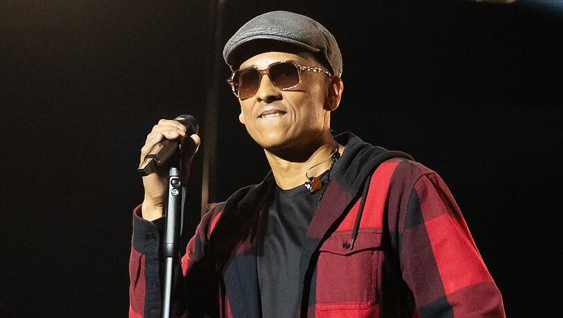 Xavier Naidoo trat am Dienstagabend mit K&auml;ppi, Sonnenbrille und rotkariertem Hemd in K&ouml;ln auf.