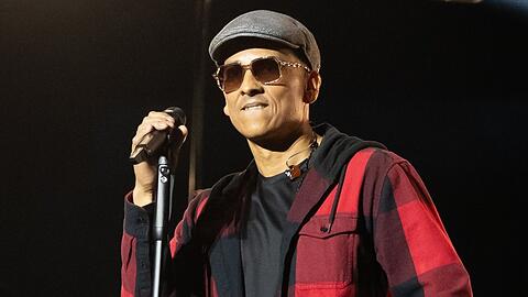 Xavier Naidoo trat am Dienstagabend mit K&auml;ppi, Sonnenbrille und rotkariertem Hemd in K&ouml;ln auf.