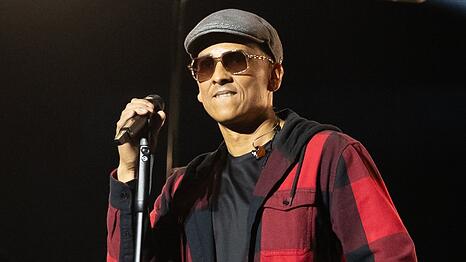 Xavier Naidoo trat am Dienstagabend mit K&auml;ppi, Sonnenbrille und rotkariertem Hemd in K&ouml;ln auf.