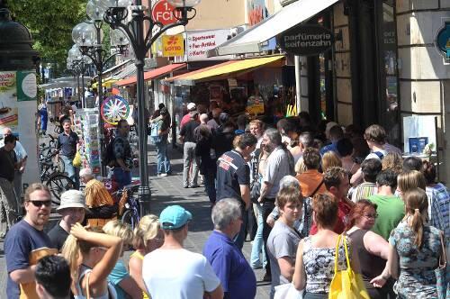 Lange Warteschlangen vor dem Fan-Shop in der Ludwigstraße gestern: Wer noch eine Karte für das Relegations-Rückspiel am Sonntag ergattern wollte, musste sich die Beine in den Bauch stehen.