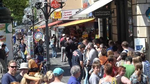 Lange Warteschlangen vor dem Fan-Shop in der Ludwigstraße gestern: Wer noch eine Karte für das Relegations-Rückspiel am Sonntag ergattern wollte, musste sich die Beine in den Bauch stehen. Lange Warteschlangen vor dem Fan-Shop in der Ludwigstraße gestern: Wer noch eine Karte für das Relegations-Rückspiel am Sonntag ergattern wollte, musste sich die Beine in den Bauch stehen.