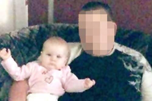 Kraftfahrer Patrick R. (29) hält seine Tochter Sarah als Baby im Arm. Auch er griff nicht ein, als sie in den vergangenen Monaten immer dünner wurde, auch er half dem wehrlosen Kind nicht.