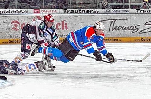 Nürnberg Bester gegen Kassel im Sturzflug: Rob Leask wird von den &bdquo;Huskies&ldquo; Fabio Carciola und Alexander Heinrich höchst unsanft gestoppt. Nicht so freilich bei seinem Ausgleichstreffer zum 1:1.