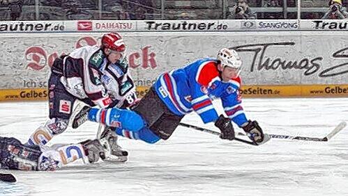 Nürnberg Bester gegen Kassel im Sturzflug: Rob Leask wird von den „Huskies“ Fabio Carciola und Alexander Heinrich höchst unsanft gestoppt. Nicht so freilich bei seinem Ausgleichstreffer zum 1:1. Nürnberg Bester gegen Kassel im Sturzflug: Rob Leask wird von den „Huskies“ Fabio Carciola und Alexander Heinrich höchst unsanft gestoppt. Nicht so freilich bei seinem Ausgleichstreffer zum 1:1.