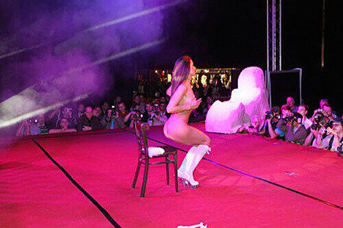 Voila: schon hat diese Stripperin nichts mehr an.