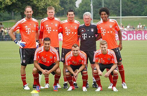 Trainer Jupp Heynckes mit den Neuzugängen des FC Bayern München.