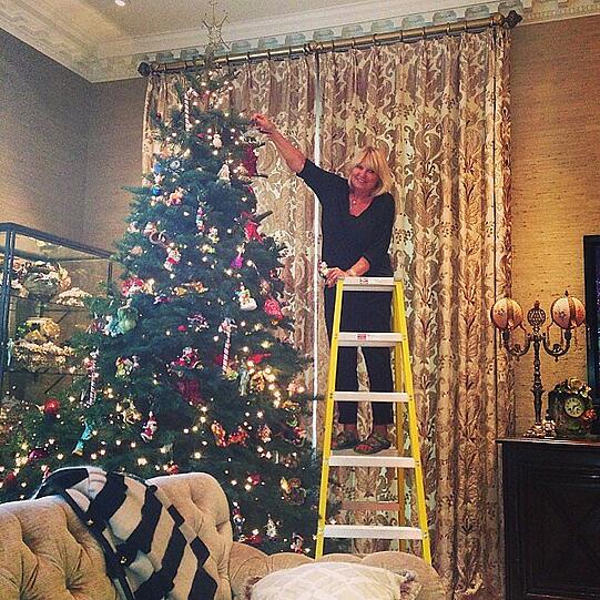 "Mama ist die Beste"! Heidis Mutter Erna hilft beim Christbaum-Schmücken.