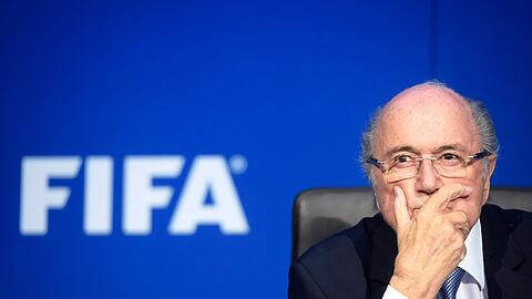 Wann muss Sepp Blatter seinen Posten räumen? Jetzt gehen auch die Sponsoren auf die Barrikaden.