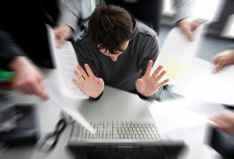 In Ostdeutschland ist Stress im Job laut Umfrage weiter verbreitet als im Westen.