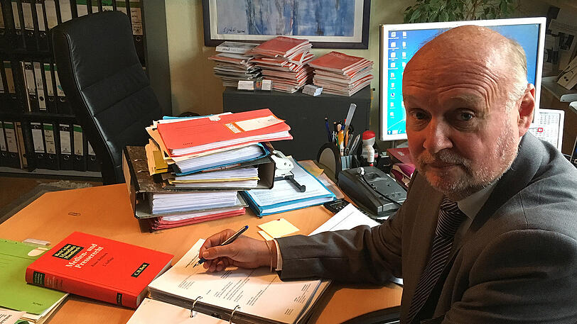 "Jetzt werde ich wieder kämpfen": Der bekannte Medienrechtler Klaus Rehbock (55) gestern Morgen an seinem Schreibtisch in Germering.
