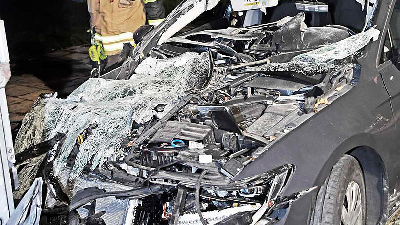 Auf der A99 bei Aschheim krachte ein Fahrzeug in einen Lkw. Der Fahrer wurde schwer verletzt.