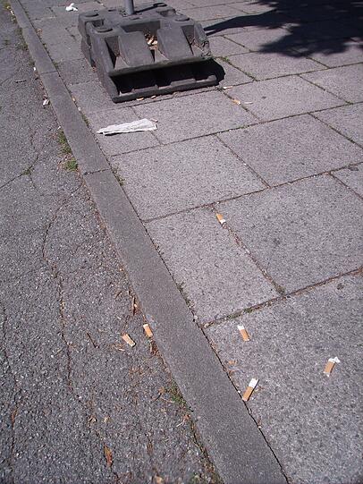 Auch die Zigarettenstummel auf dem Boden stören ihn.