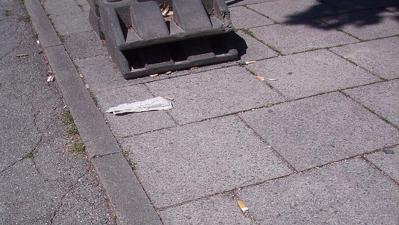 Auch die Zigarettenstummel auf dem Boden stören ihn. Auch die Zigarettenstummel auf dem Boden stören ihn.