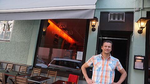 Einladend: Andreas Hock vor seiner neu eröffneten Vesperia.
