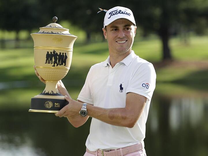 Justin Thomas aus den USA freut sich über seinen Sieg.
