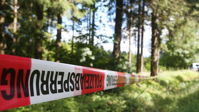 Ein Absperrband der Polizei umzäunt ein Waldstück. Foto: Bodo Schackow/Archiv Ein Absperrband der Polizei umzäunt ein Waldstück. Foto: Bodo Schackow/Archiv