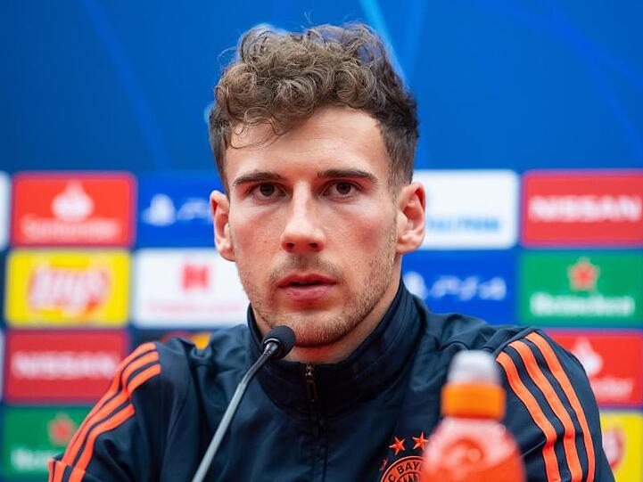 Leon Goretzka sitzt bei einer Presekonferenz. Foto: Sven Hoppe/dpa/Archivbild