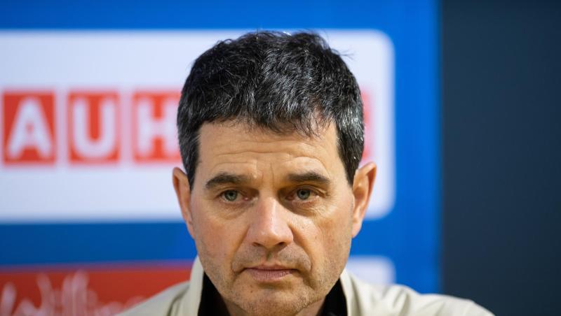 Stefan Horngacher, Bundestrainer der deutschen Skisprung-Nationalmannschaft, spricht auf einer Pressekonferenz.