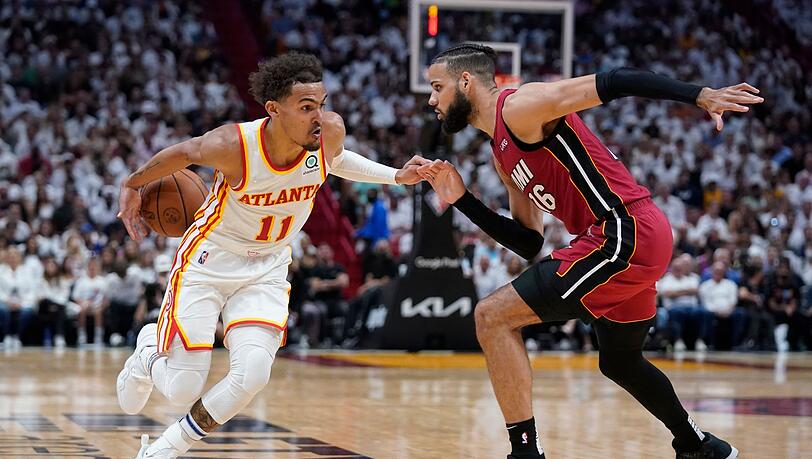 Hawks-Guard Trae Young (l) zieht gegen Heat-Forward Caleb Martin zum Korb.