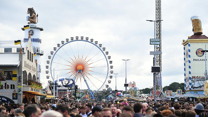 Voll ist es auf der Wiesn oft - zum Tischwechsel ging nun kurzzeitig nichts mehr.