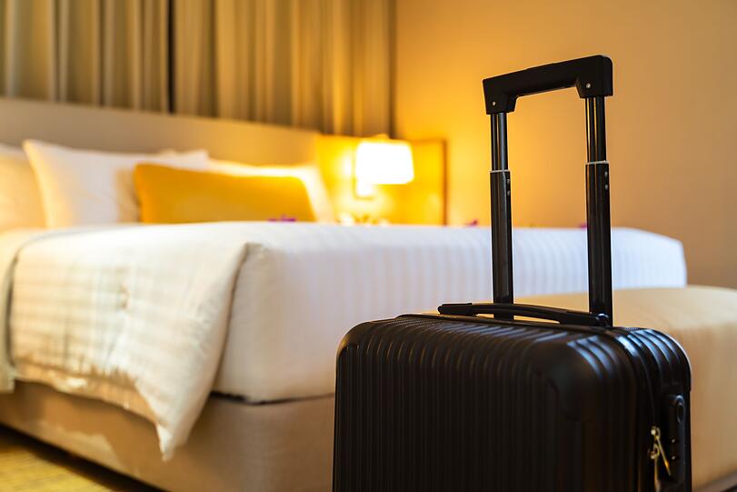 Gegenstände aus dem Hotel zu entwenden ist also kein Kavaliersdelikt, sondern unter Umständen eine Straftat. Hoteliers können die Diebe anzeigen. Ausreden wie ein Versehen oder Unwissenheit helfen dann nicht. Wenn Sie ein Kissen oder eine Kaffeemaschine brauchen, sollten Sie sie also lieber legal erwerben - das spart am Ende viel Geld und Ärger. Gegenstände aus dem Hotel zu entwenden ist also kein Kavaliersdelikt, sondern unter Umständen eine Straftat. Hoteliers können die Diebe anzeigen. Ausreden wie ein Versehen oder Unwissenheit helfen dann nicht. Wenn Sie ein Kissen oder eine Kaffeemaschine brauchen, sollten Sie sie also lieber legal erwerben - das spart am Ende viel Geld und Ärger.
